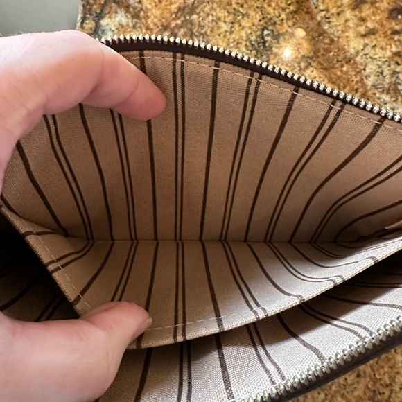 Authentic Louis Vuitton Neverfull MM Pouch - Picture 2 of 6